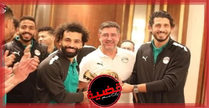 منتخب مصر يحتفل بــ محمد صلاح بعد وصوله للهدف الــ 50 