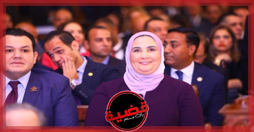 وزيرة التضامن الاجتماعي تقدم التهنئة للبابا تواضروس بعيد القيامة بالكاتدرائية المرقسية