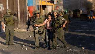 قوات الاحتلال الإسرائيلي تعتقل 12 فلسطينيا على الأقل بالضفة الغربية بينهم أسرى سابقون