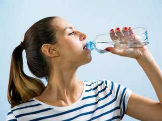 أحذر|| تعرض زجاجات المياه البلاستيك للشمس قد يؤثر على الإنجاب.. نقيب أطباء القاهرة يوضح